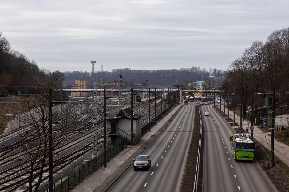 Automobilių aikštelė virš bėgių: utopinė konservatorių idėja?