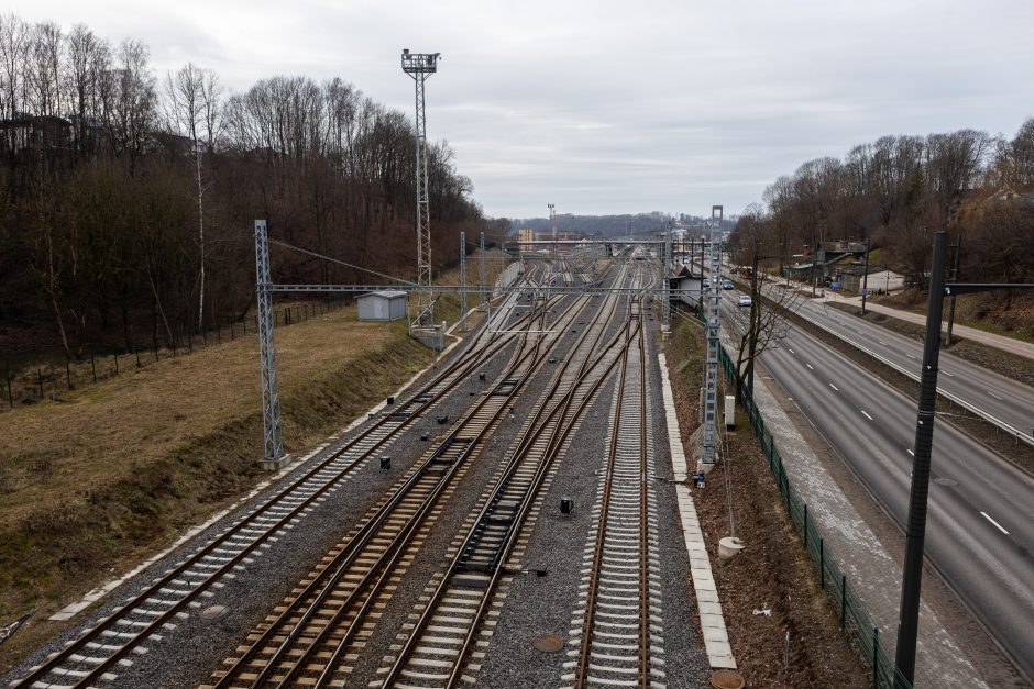 Automobilių aikštelė virš bėgių: utopinė konservatorių idėja?