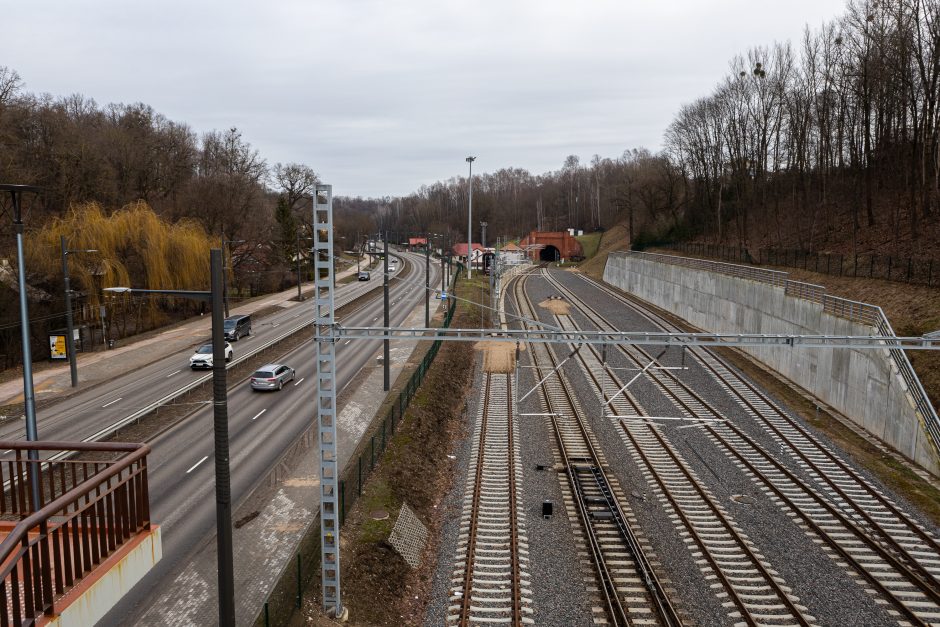 Automobilių aikštelė virš bėgių: utopinė konservatorių idėja?