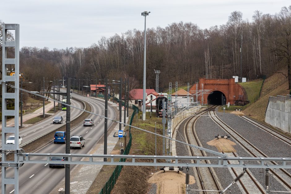 Automobilių aikštelė virš bėgių: utopinė konservatorių idėja?