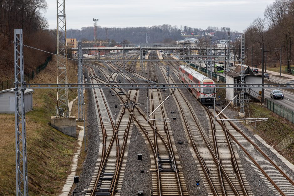 Automobilių aikštelė virš bėgių: utopinė konservatorių idėja?