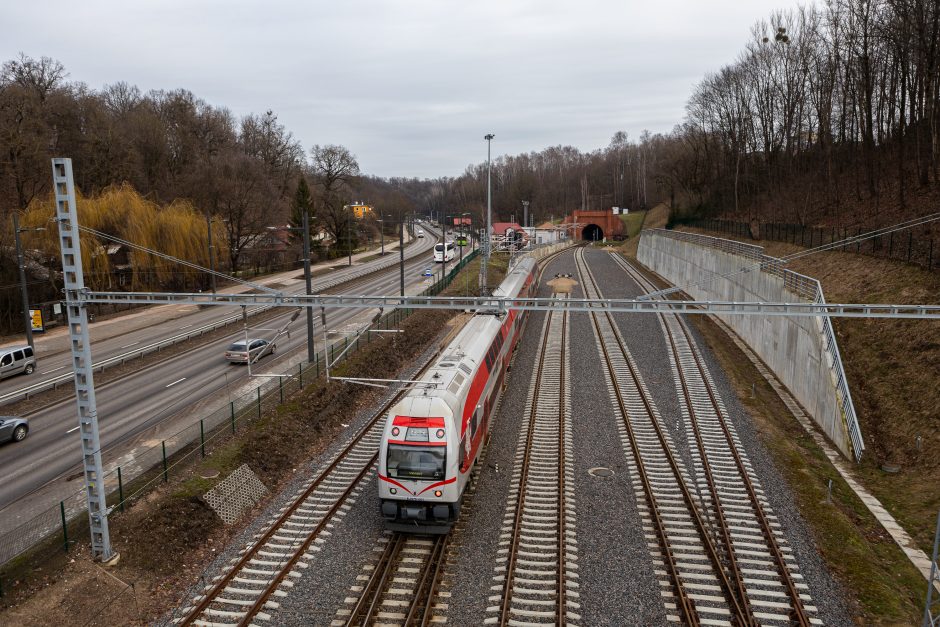 Automobilių aikštelė virš bėgių: utopinė konservatorių idėja?