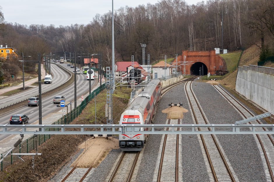 Automobilių aikštelė virš bėgių: utopinė konservatorių idėja?