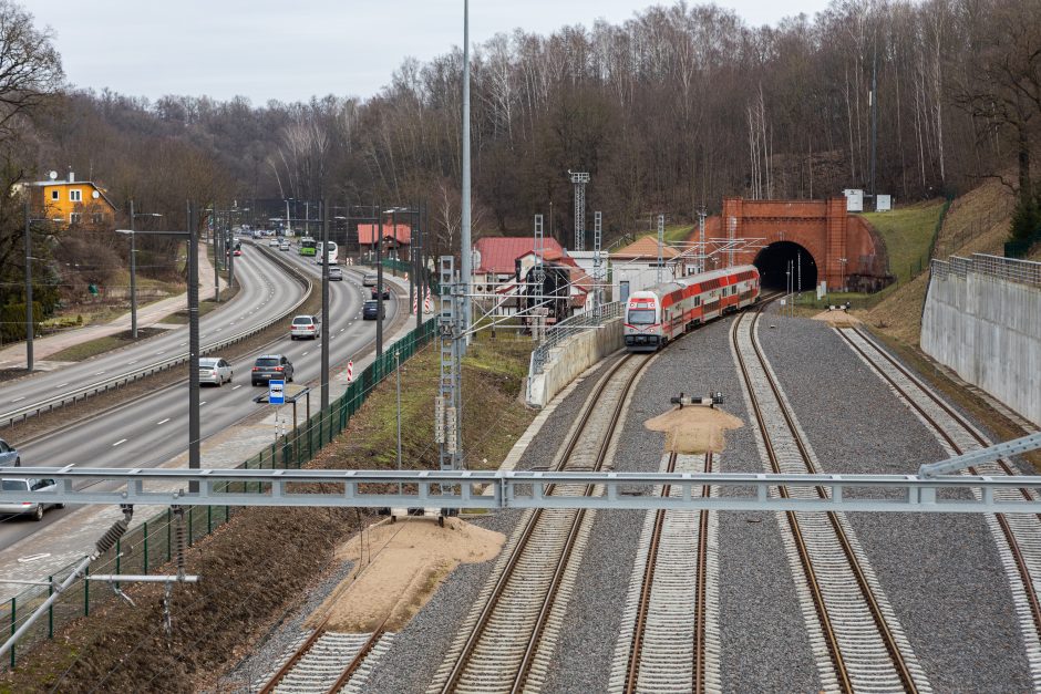 Automobilių aikštelė virš bėgių: utopinė konservatorių idėja?