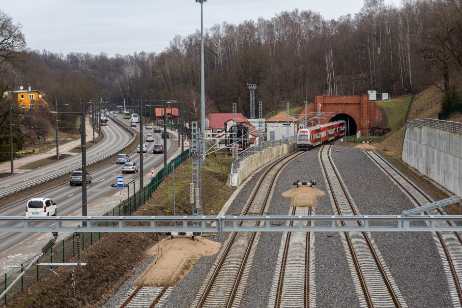 Automobilių aikštelė virš bėgių: utopinė konservatorių idėja?