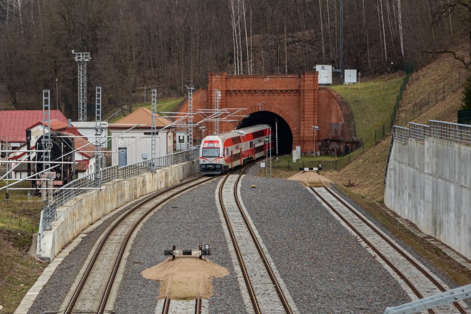 Automobilių aikštelė virš bėgių: utopinė konservatorių idėja?