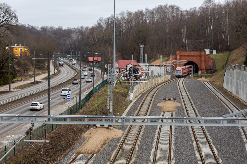 Automobilių aikštelė virš bėgių: utopinė konservatorių idėja?