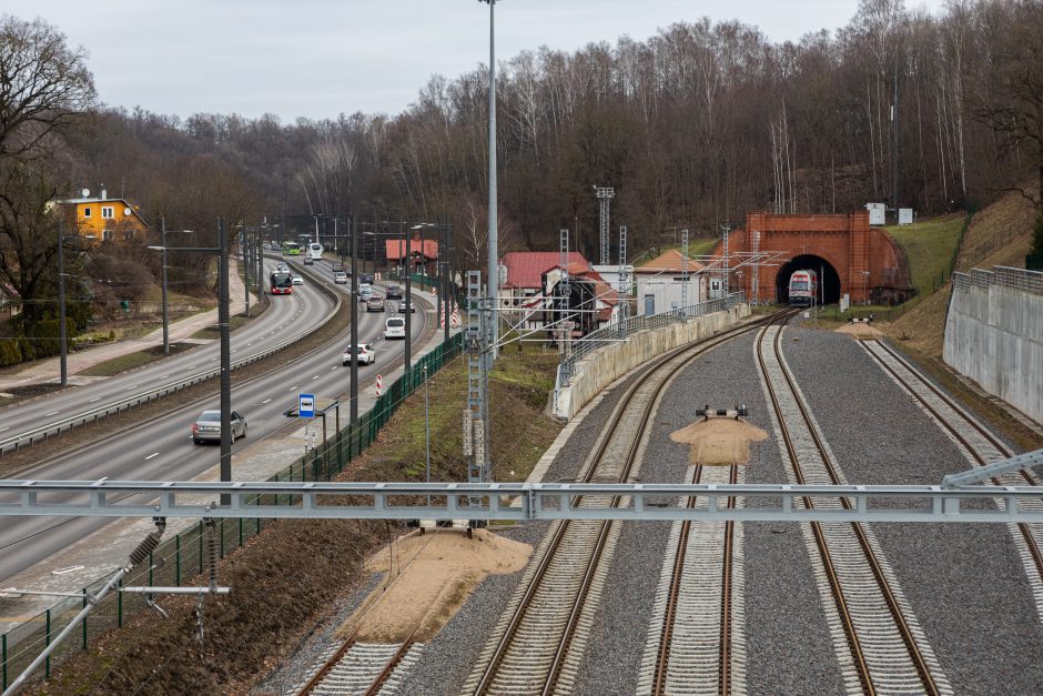 Automobilių aikštelė virš bėgių: utopinė konservatorių idėja?