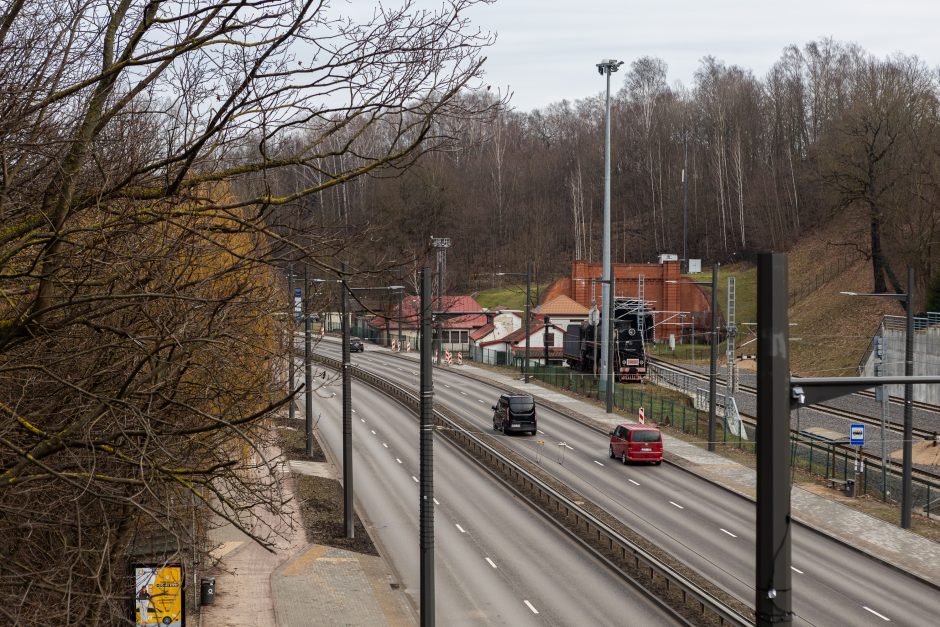 Automobilių aikštelė virš bėgių: utopinė konservatorių idėja?