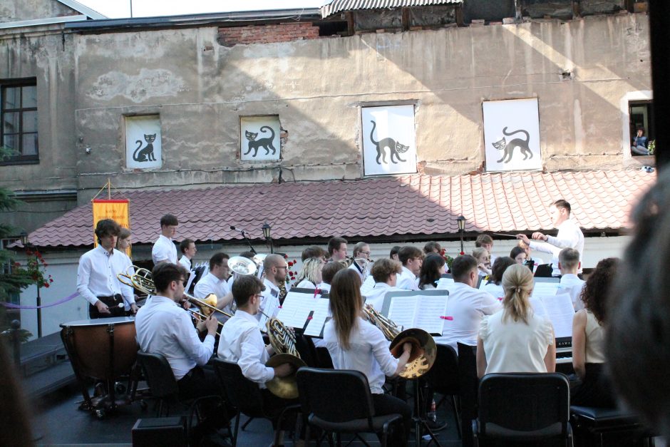 Nauja tradicija: muzika konservatorijos kiemelyje