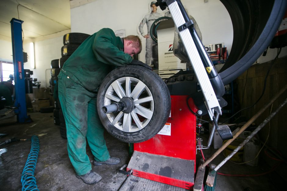 Keičiant padangas taip pat reikia žinių