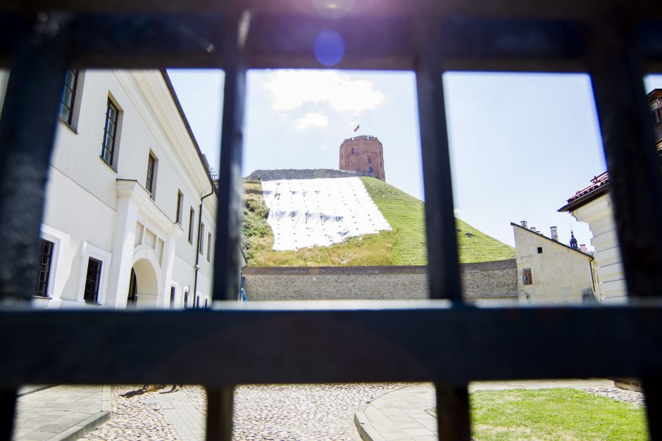 Pasigendama informacijos lankytojams dėl uždaryto Gedimino kalno