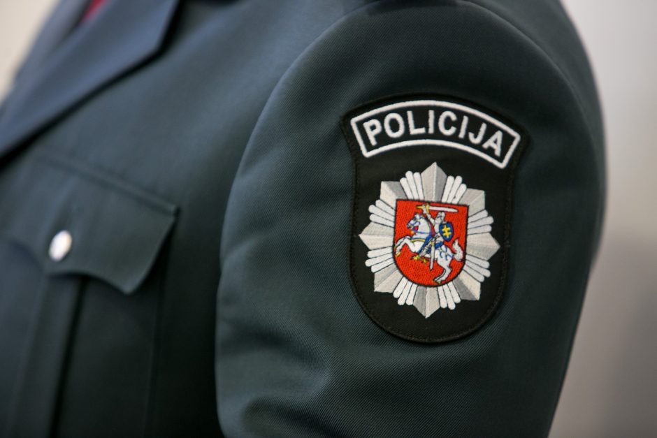 Vilniuje policininku prisistatęs vyras sumušė ir apiplėšė moterį