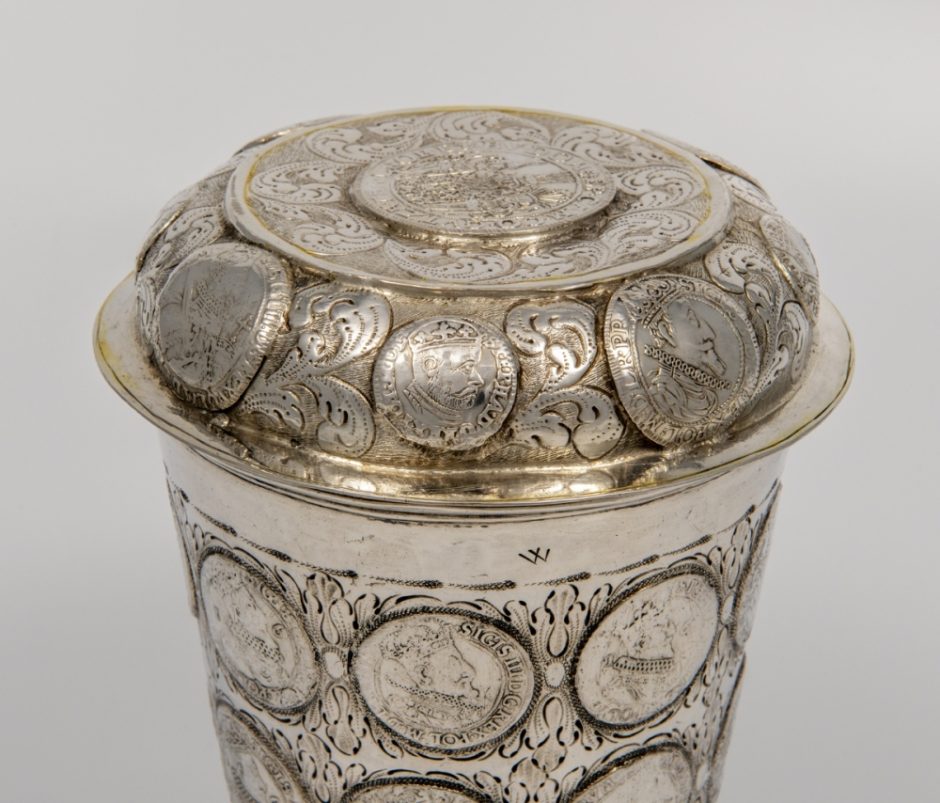 Valdovų rūmuose eksponuojama istorinėmis monetomis puošta XVII a. sidabro taurė