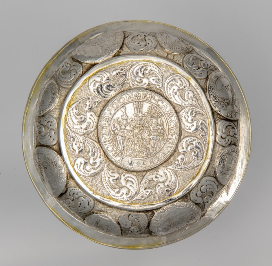 Valdovų rūmuose eksponuojama istorinėmis monetomis puošta XVII a. sidabro taurė