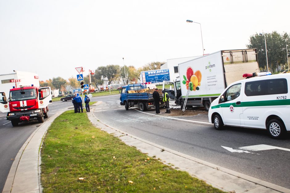 Kaune per dvi avarijas susidūrė šeši automobiliai