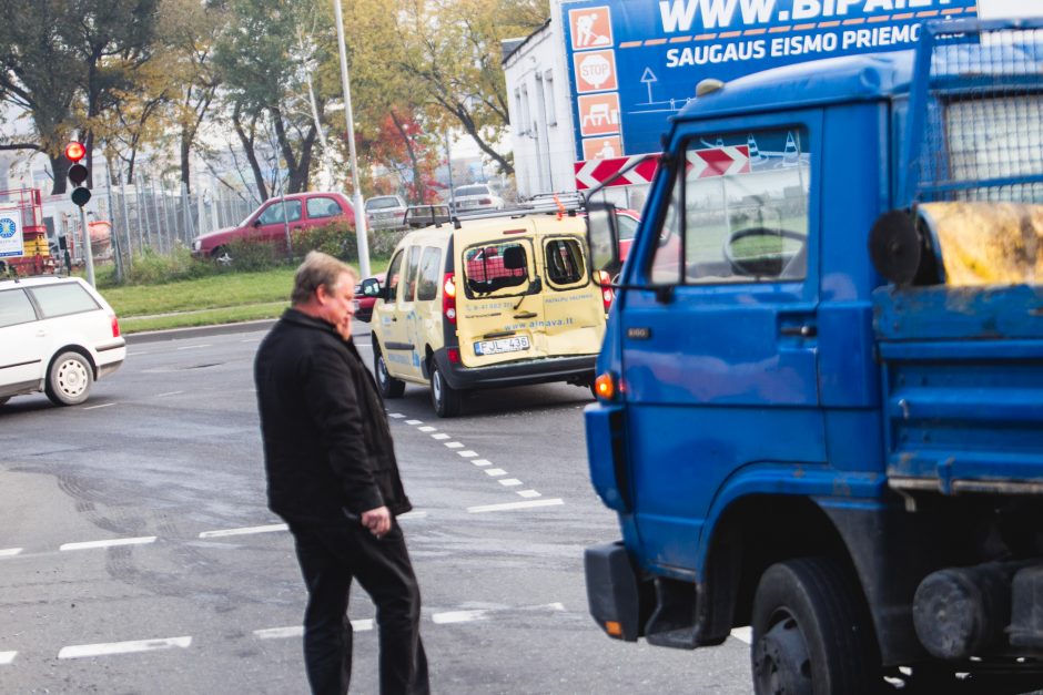 Kaune per dvi avarijas susidūrė šeši automobiliai