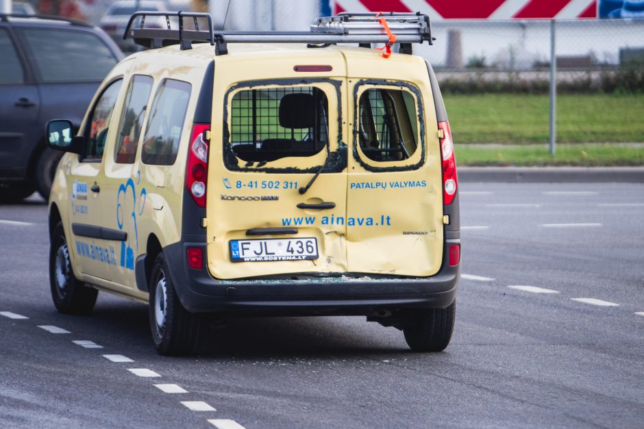 Kaune per dvi avarijas susidūrė šeši automobiliai