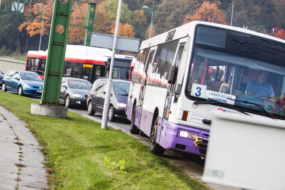 Kaune per dvi avarijas susidūrė šeši automobiliai