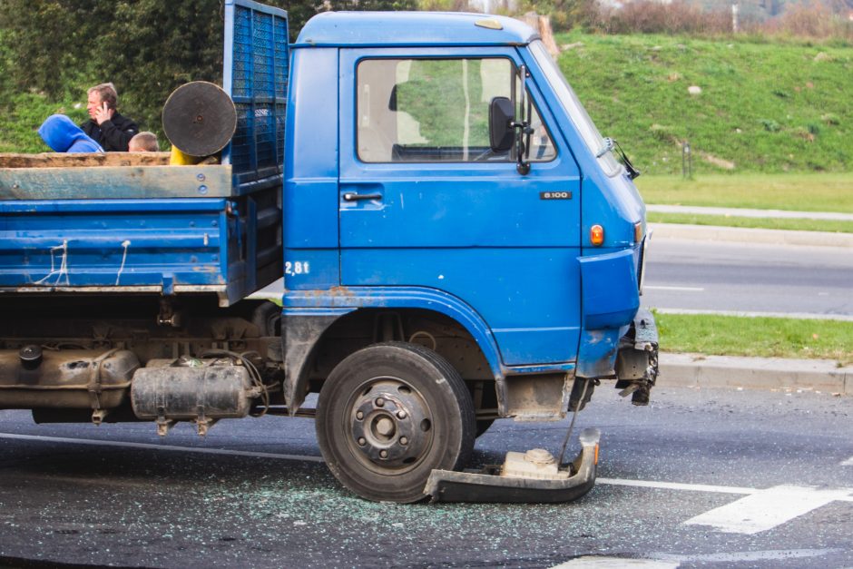 Kaune per dvi avarijas susidūrė šeši automobiliai