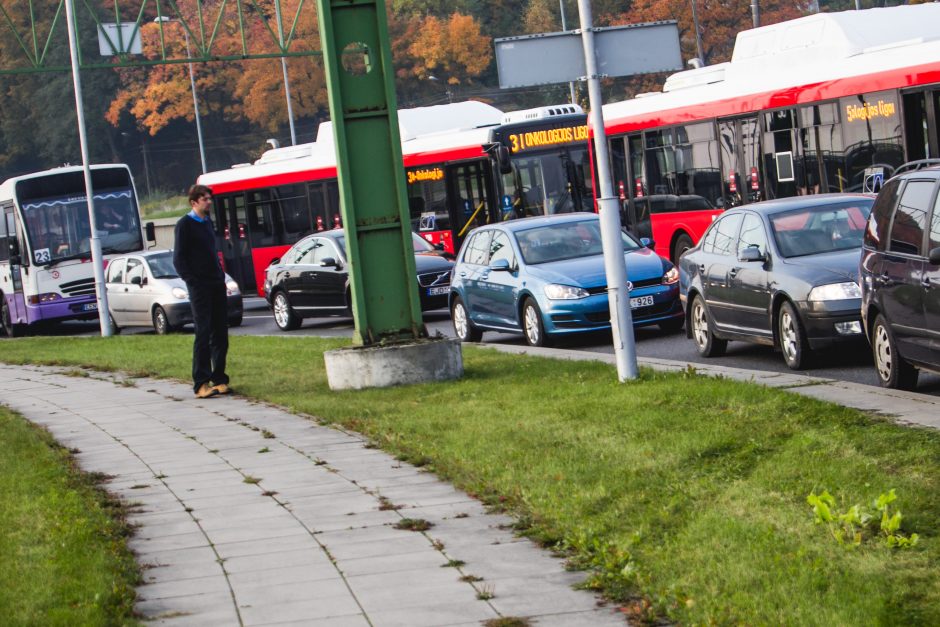 Kaune per dvi avarijas susidūrė šeši automobiliai