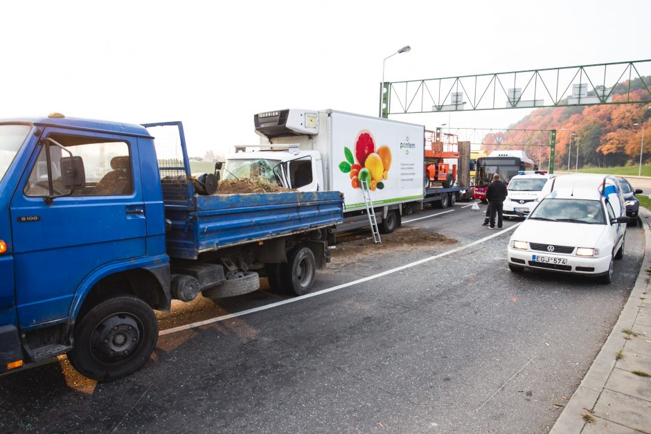 Kaune per dvi avarijas susidūrė šeši automobiliai