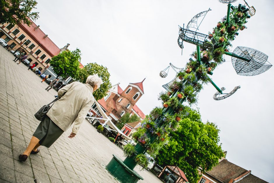 Rotušės aikštę papuošė originalus raktų medis