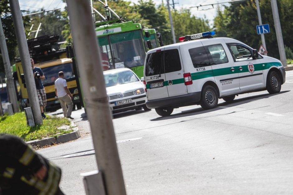 Juozapavičiaus pr. kranas kliudė tiltą