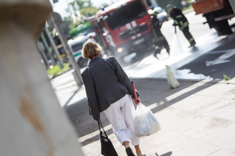 Juozapavičiaus pr. kranas kliudė tiltą