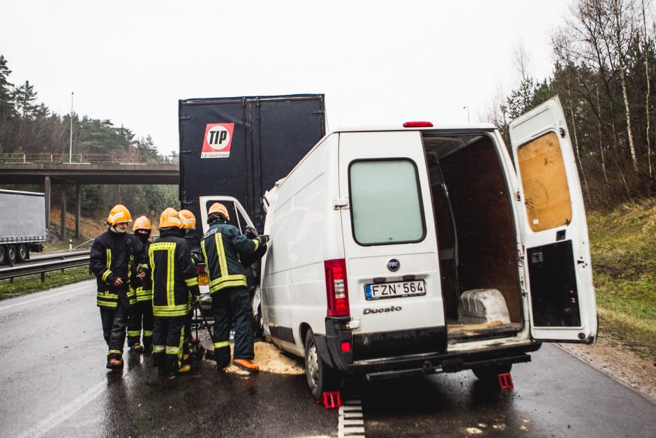 Netoli Lampėdžių – vilkiko ir mikroautobuso avarija