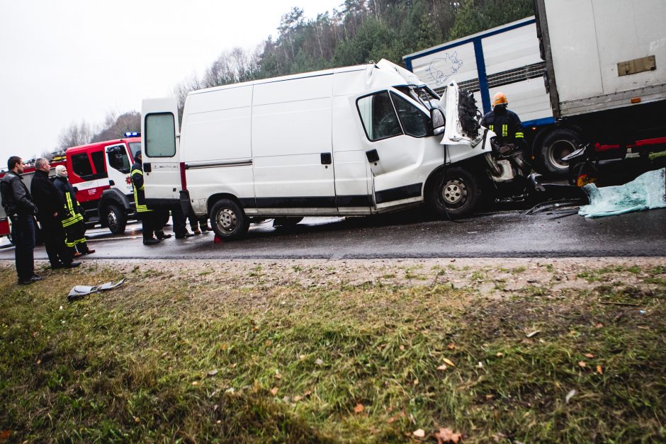 Netoli Lampėdžių – vilkiko ir mikroautobuso avarija