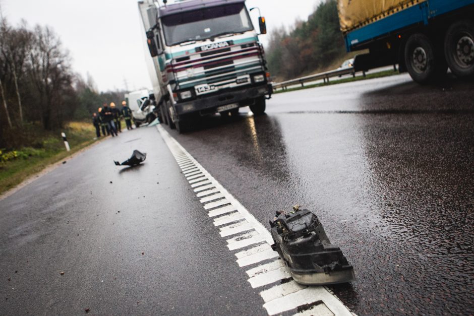 Netoli Lampėdžių – vilkiko ir mikroautobuso avarija