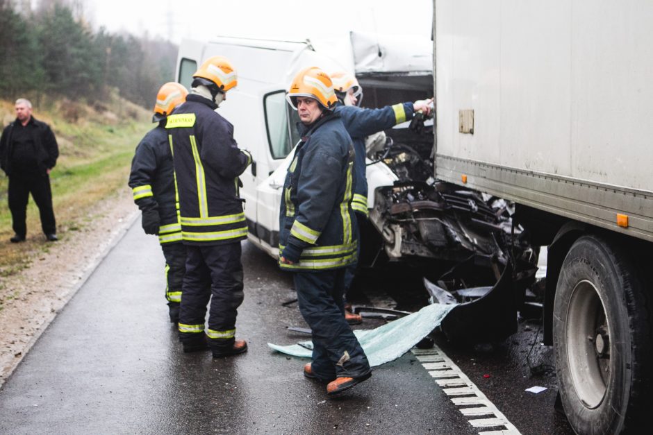 Netoli Lampėdžių – vilkiko ir mikroautobuso avarija