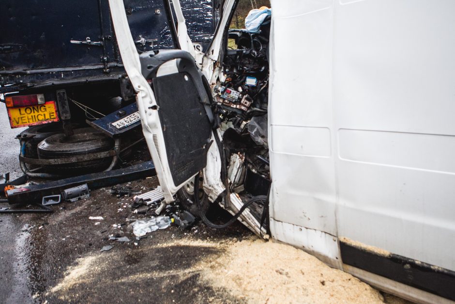 Netoli Lampėdžių – vilkiko ir mikroautobuso avarija