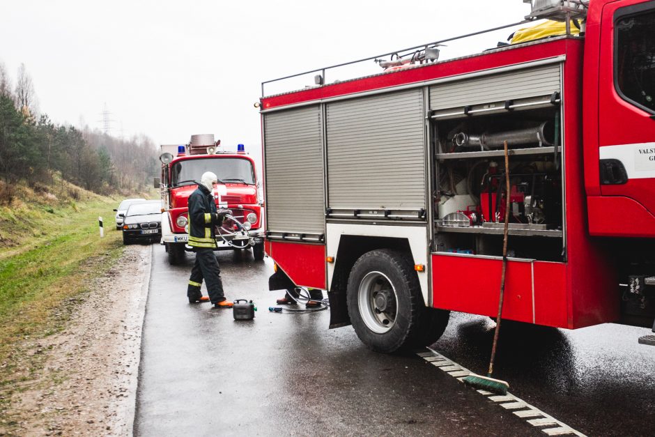 Netoli Lampėdžių – vilkiko ir mikroautobuso avarija