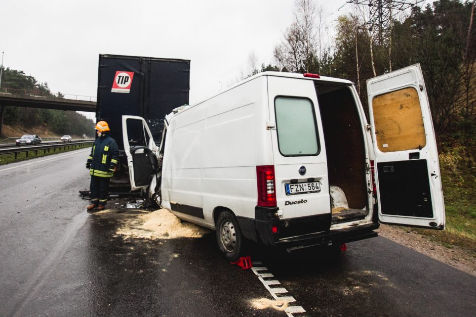 Netoli Lampėdžių – vilkiko ir mikroautobuso avarija