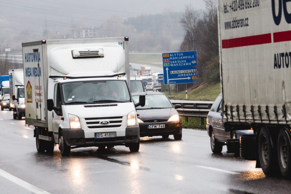 Netoli Lampėdžių – vilkiko ir mikroautobuso avarija