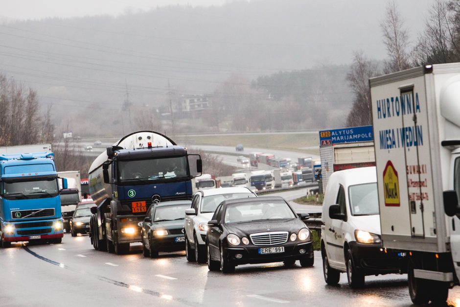 Netoli Lampėdžių – vilkiko ir mikroautobuso avarija