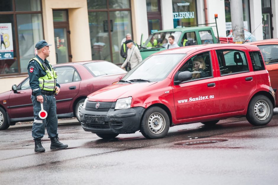 Savanorių pr. ir K. Petrausko g. sankryžoje – vėl avarija