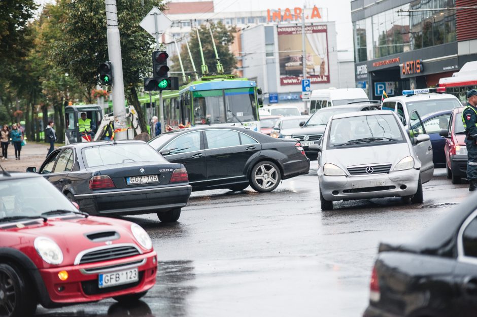 Savanorių pr. ir K. Petrausko g. sankryžoje – vėl avarija