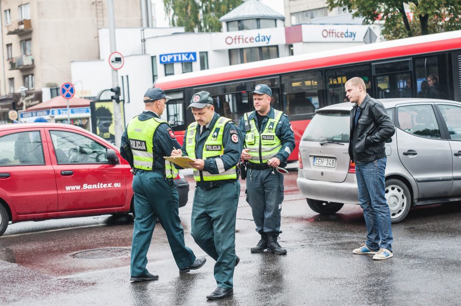 Savanorių pr. ir K. Petrausko g. sankryžoje – vėl avarija