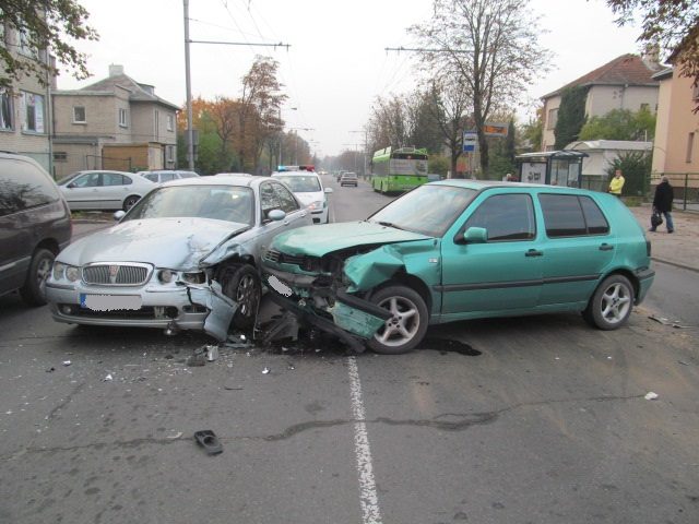 Kaune per dvi avarijas susidūrė šeši automobiliai