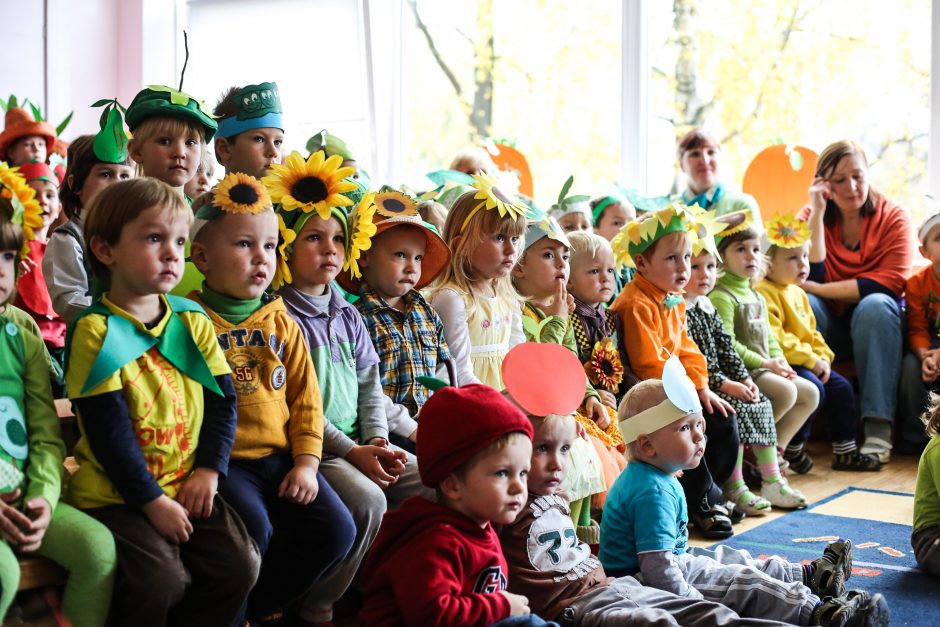 Gardus rekordas: milžinišką moliūgą sukirto 111 darželinukų