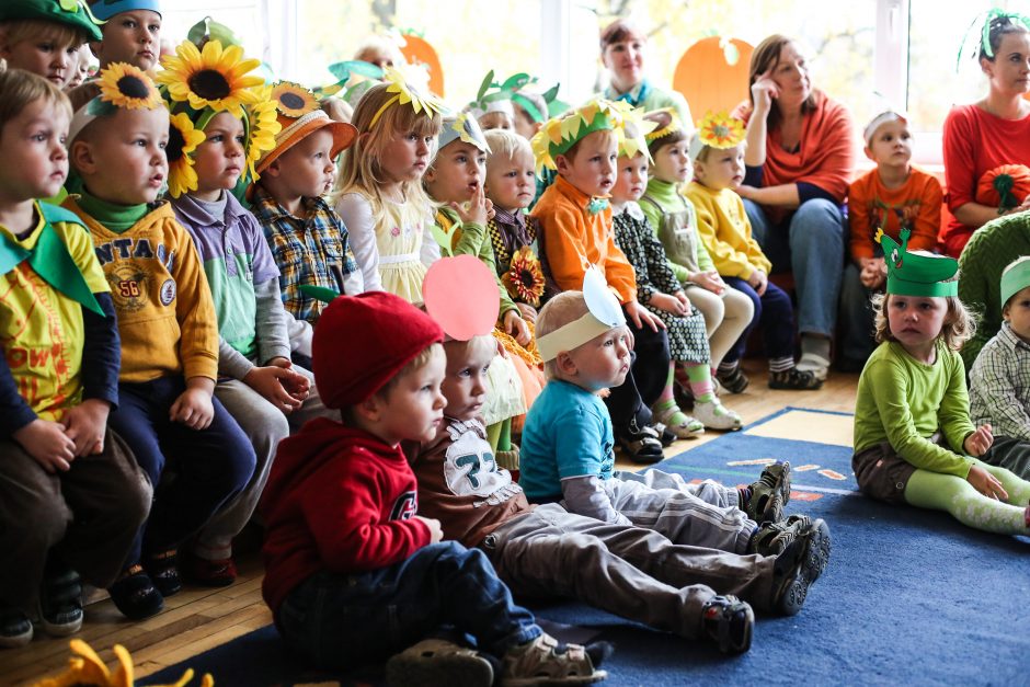 Gardus rekordas: milžinišką moliūgą sukirto 111 darželinukų