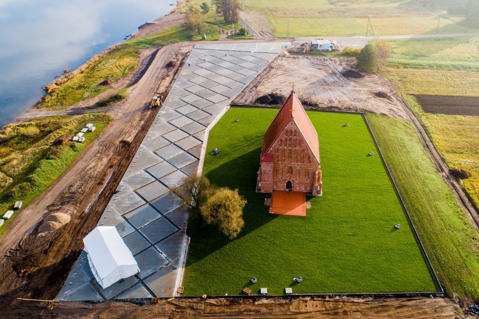 Baigtas kritikos sulaukęs Zapyškio bažnyčios aplinkos tvarkymas: betonas liko