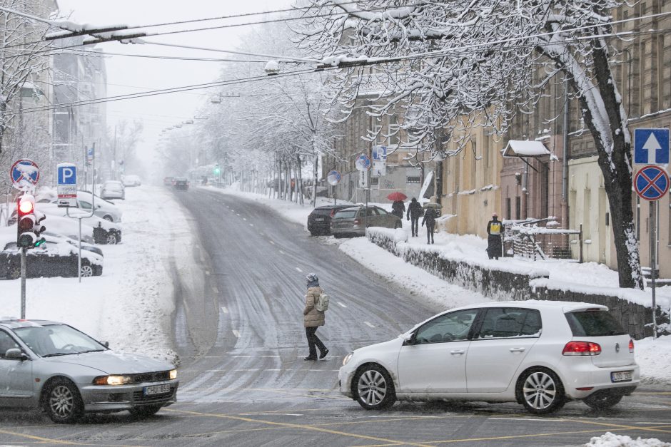 Praėjusią parą per eismo įvykius nukentėjo du žmonės