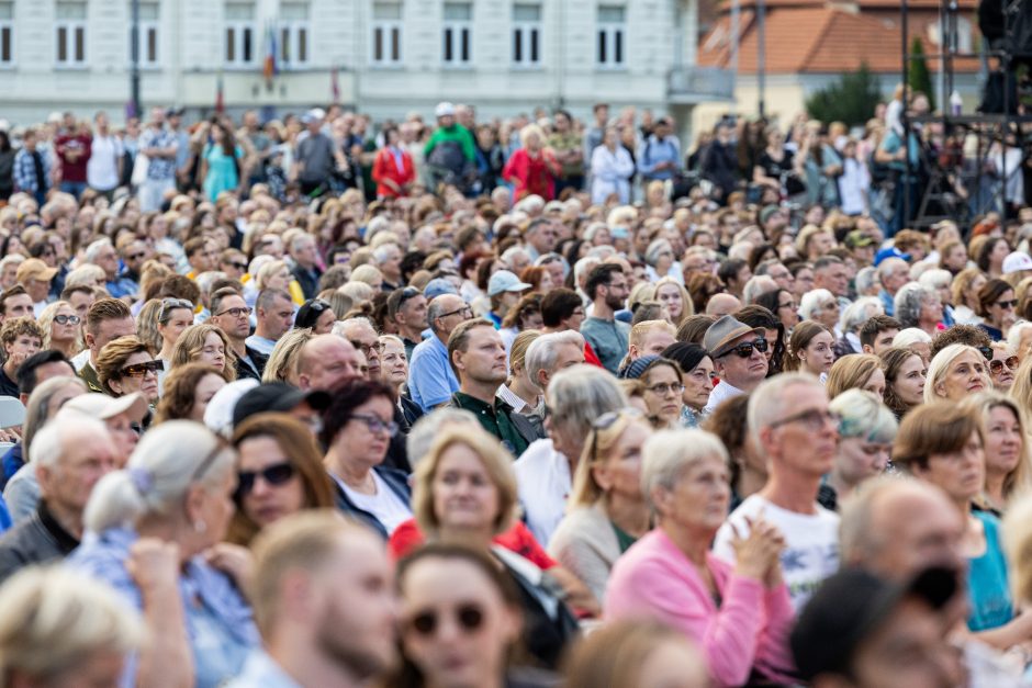 „Pakilimas iki dangaus“: Vilniuje su dainomis minimas Baltijos kelio 35-metis