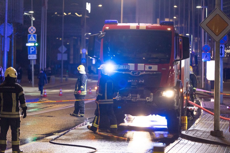 Verslo centro aikštelėje sostinėje užsidegė elektromobilis