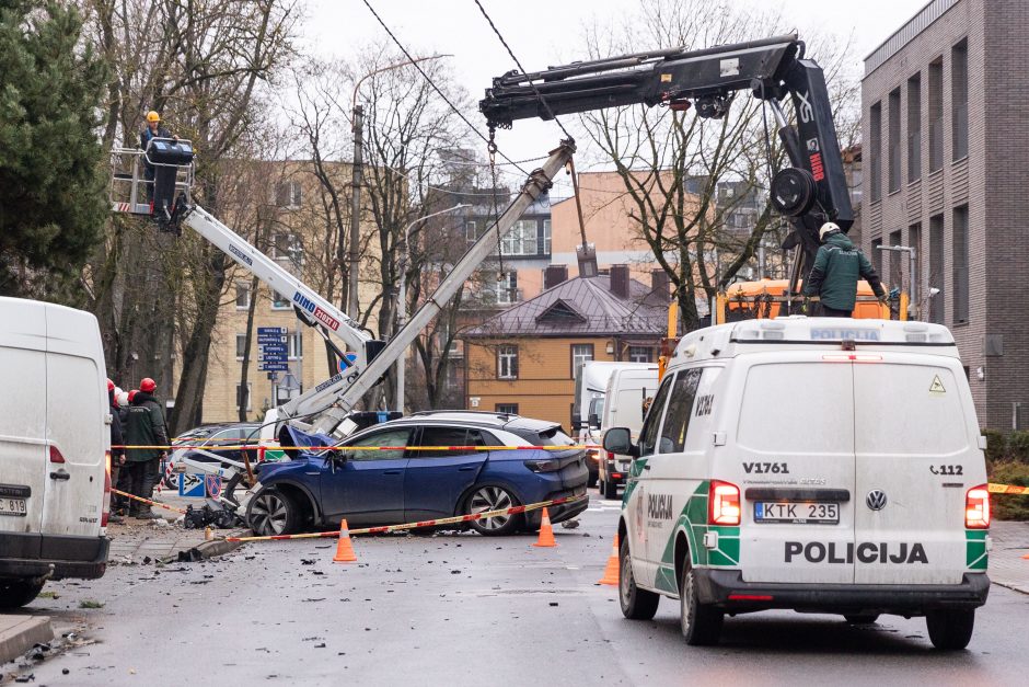 Vilniuje girtas „Volkswagen“ vairuotojas taranavo elektros stulpą