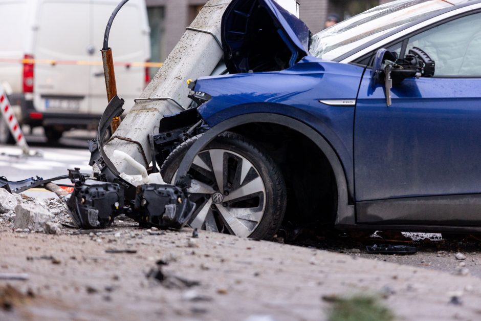 Vilniuje girtas „Volkswagen“ vairuotojas taranavo elektros stulpą